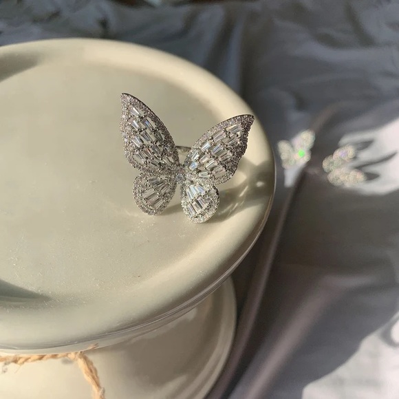 Adjustable large butterfly ring - Picture 4 of 4